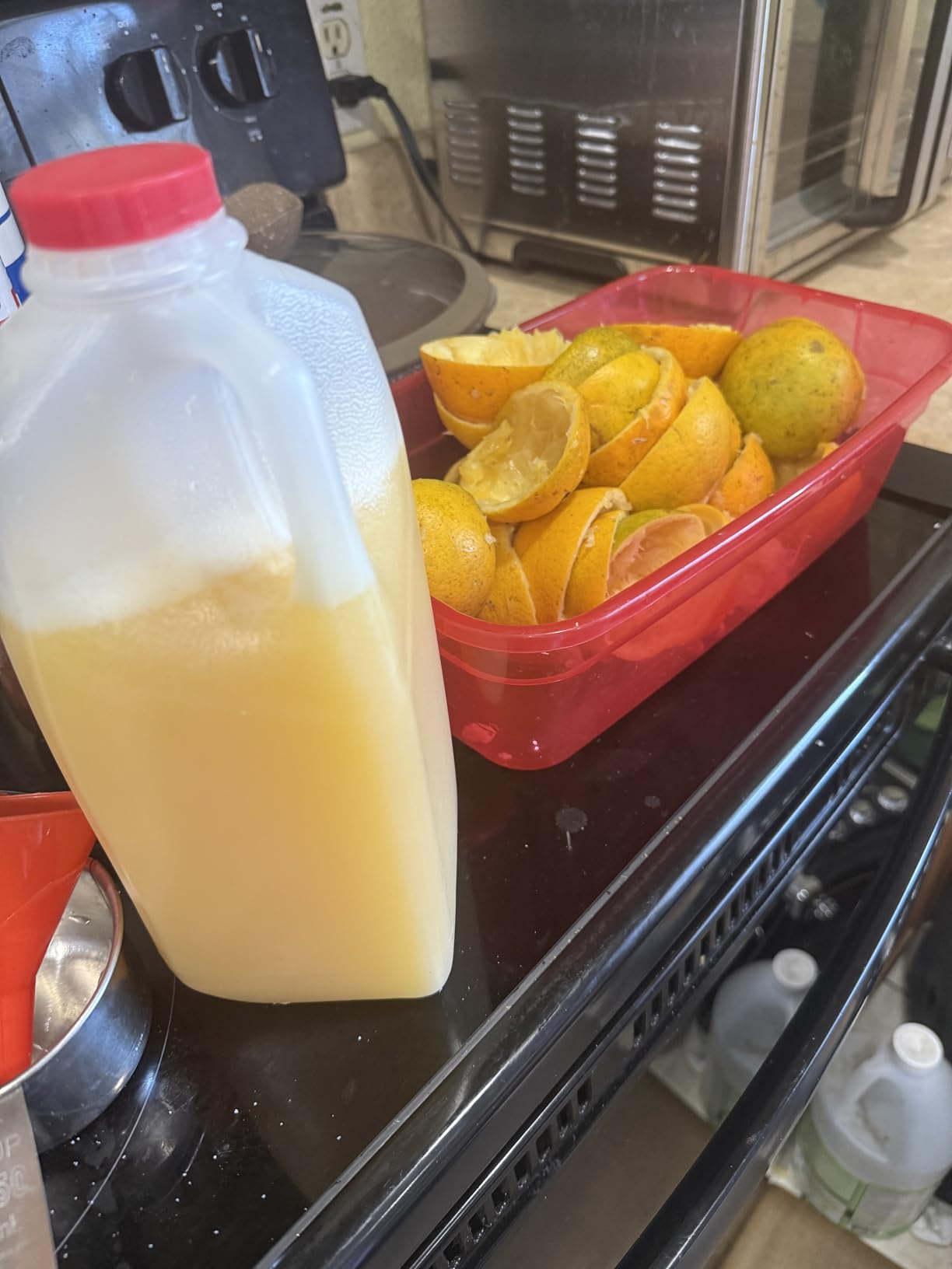 Proctor Silex Electric Citrus Juicer Machine, Large 34 oz. Pitcher, Pressure Activated, 2 Reamers for Big and Small Fruit, Pulp Control, for Orange, Lemon, Grapefruit Juice, White & Green (66340) customer photo 2