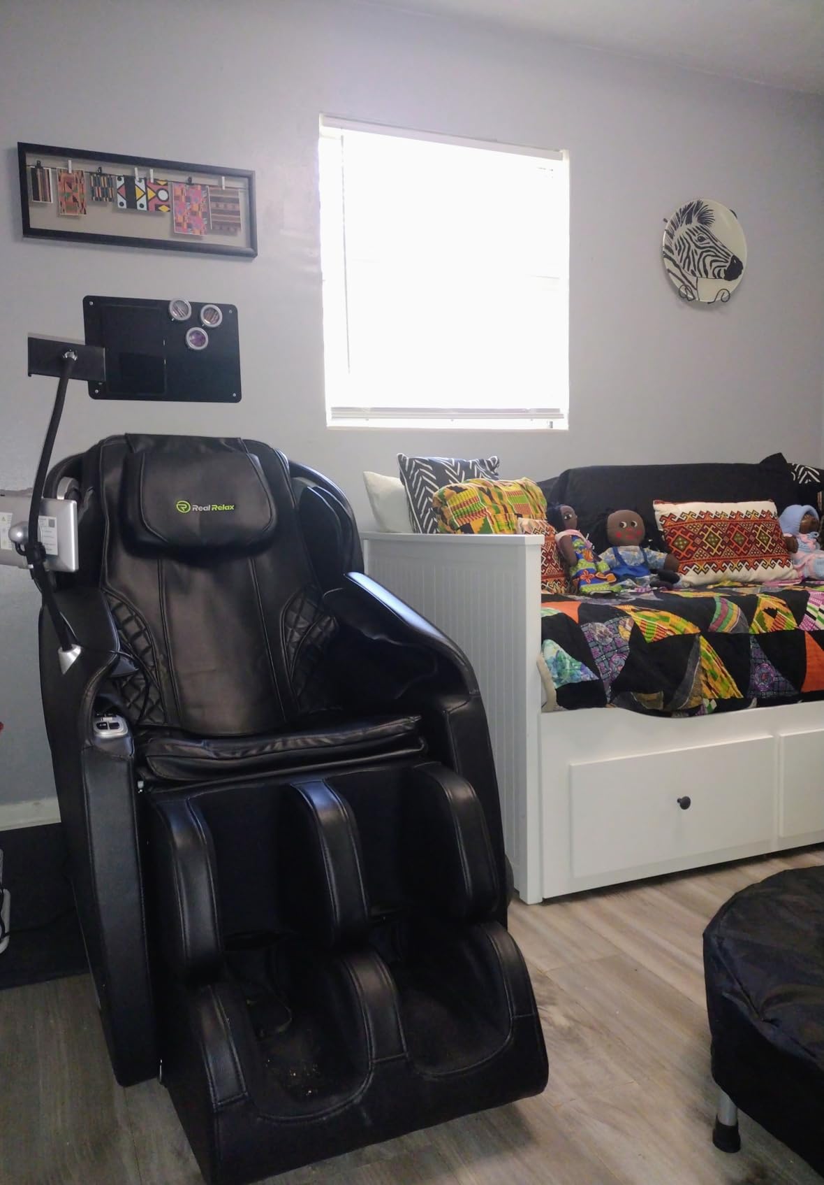 Real Relax 2026 Massage Chair Full Body,Zero Gravity SL-Track Shiatsu Massage Recliner with Upgraded Phone Controller and Holder,APP Control,Child Lock,Pause Button and Led Light,Favor-06,Black customer photo 1