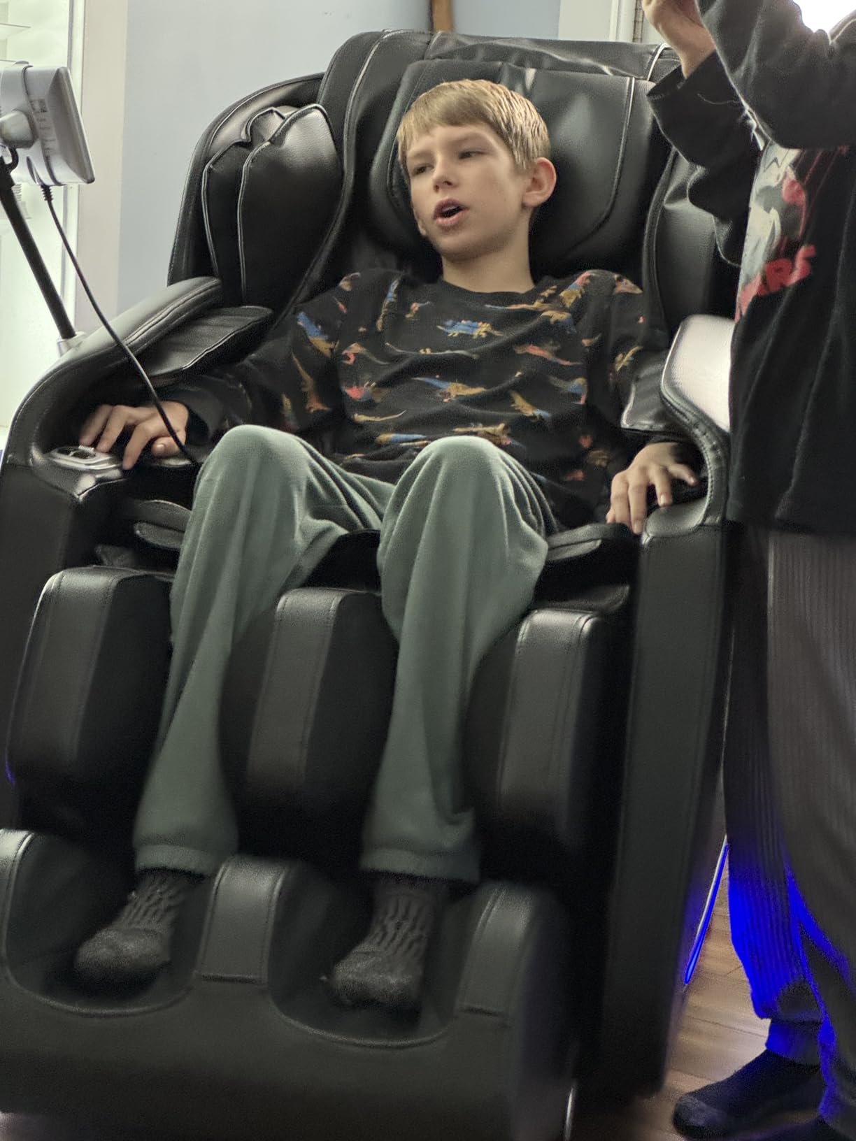 Real Relax 2026 Massage Chair Full Body,Zero Gravity SL-Track Shiatsu Massage Recliner with Upgraded Phone Controller and Holder,APP Control,Child Lock,Pause Button and Led Light,Favor-06,Black customer photo 2