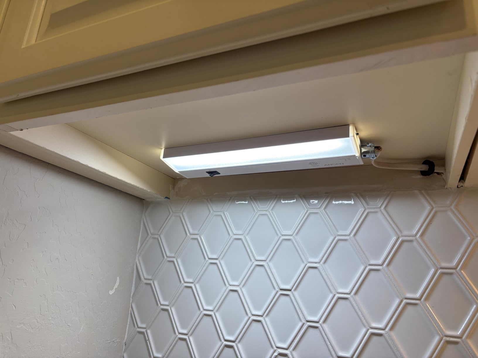 Ansen Hardwired Under Cabinet Lighting, 24in 18W LED Light for Kitchen/Closet, 1237lm, CRI>92, R9>90, 3 Color Temperature, Dimmable, 3000K/4000K/5000K(Warm White, Cool White, Daylight) customer photo 1″ class=”wp-image-customer”/></figure>


<p>The anti-glare optical design with UGR<16 rating means no harsh reflections or eye strain, even at full brightness. I worked under these lights for hours preparing a complex multi-course meal and experienced zero eye fatigue - something I can't say about cheaper alternatives I've tested.</p>
<p>Installation requires electrical knowledge, but the 10-year warranty justifies the professional installation cost. The linkable design means you can connect multiple fixtures together, creating a seamless lighting system across an entire kitchen. I installed two 24-inch units and they provide perfect coverage for a 10-foot countertop section.</p>


<figure class=