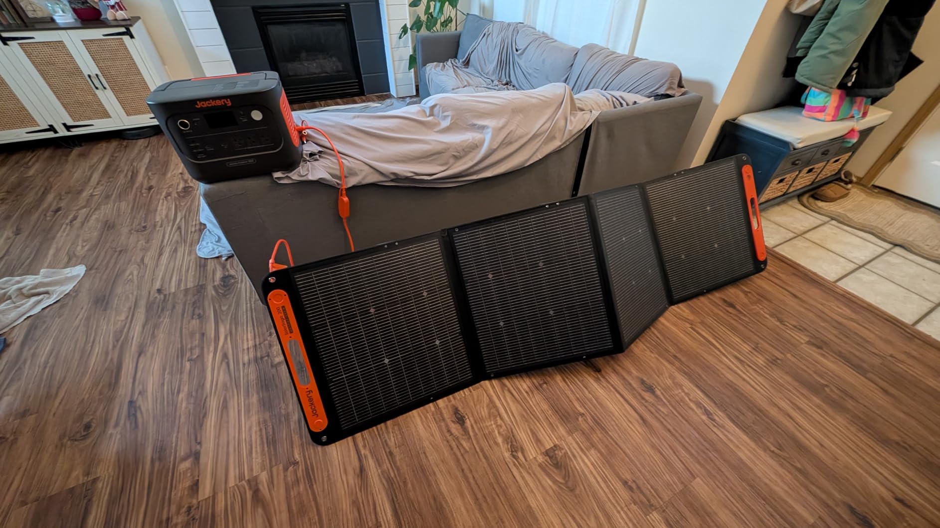 Jackery Solar Generator 1000 v2 with 200W Solar Panel, 1070Wh Portable Power Station LiFePO4 Battery, 1500W AC/100W USB-C Output, 1Hr Fast Charge customer photo 2