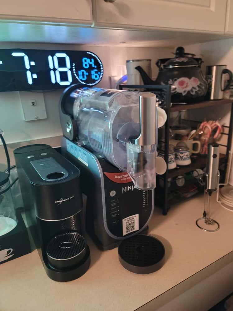 Ninja SLUSHi with RapidChill Technology, 88 oz. Frozen Drink & Slushie Machine, 5 Preset Programs, Margaritas, Frappés, and More, Premium Accents, Black, FS301 customer photo 2