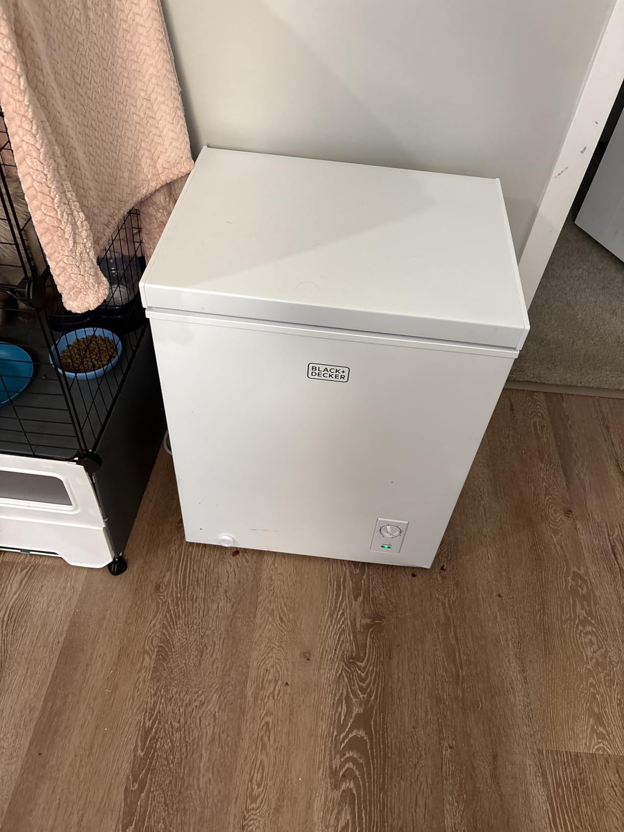 BLACK+DECKER 2.7 Cu. Ft. Compact Chest Freezer, Deep Freezer Holds Up To 94.5 Lbs. of Frozen Food, Removable Storage Basket, BCFK276, White customer photo 2