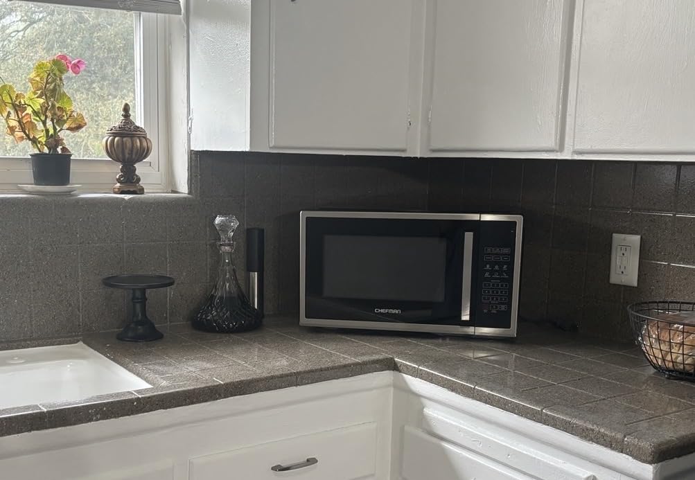 Chefman MicroCrisp Countertop Microwave Oven and Convection Oven, with Integrated Crisper, Guided Touchscreen Interface, 10 Power Levels, Mute Function, and Eco Mode, 1800W and 0.8 Cu. Ft. - Black customer photo 2