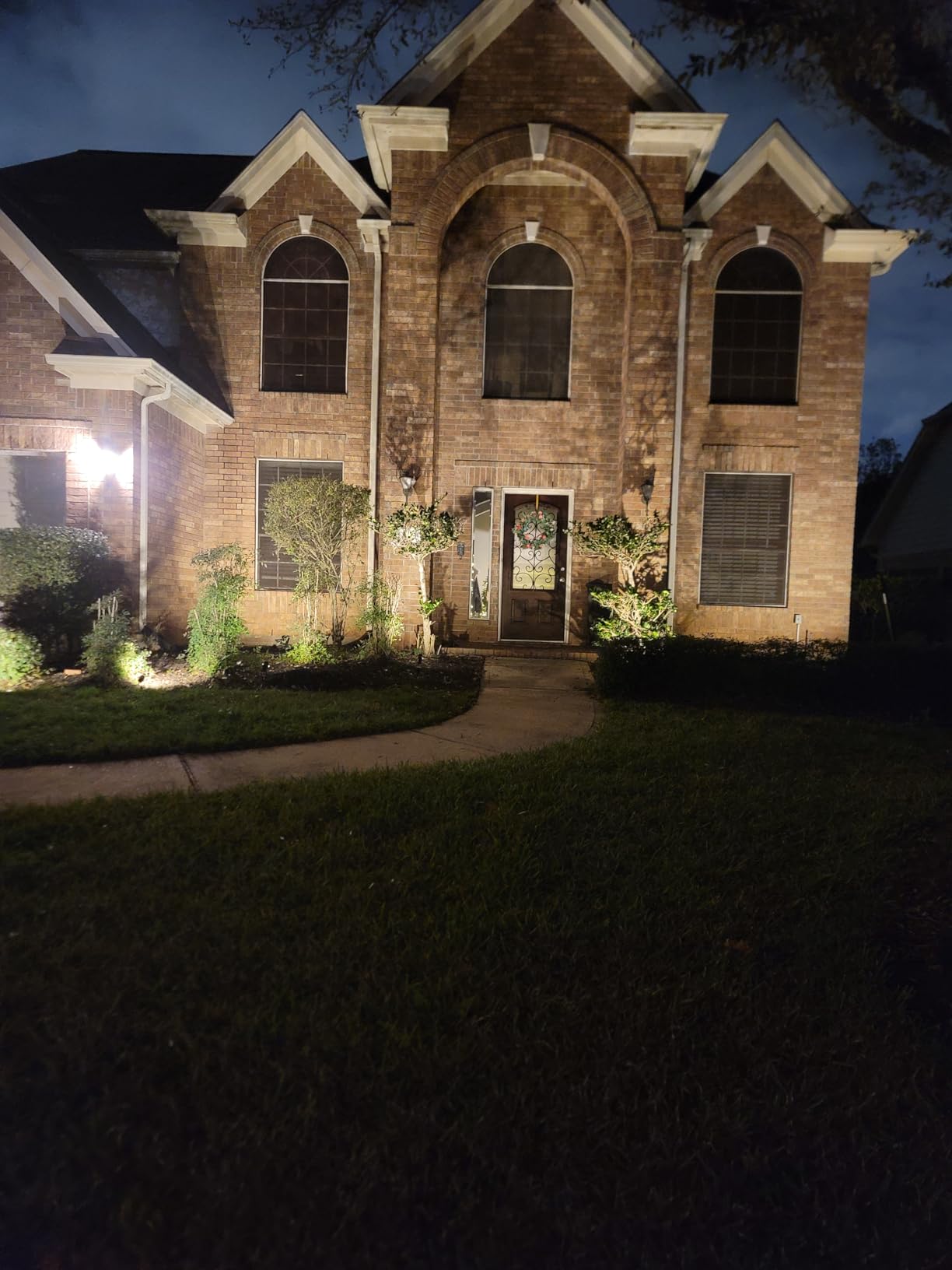 ZUCKEO All-in-One Landscape Lighting Kit, 5W LED Low Voltage Landscape Lights with Transformer and 80FT Wire, Waterproof Outdoor Spotlight with Connectors for Yard Garden House, 3000K 12-24V 8Pack customer photo 1