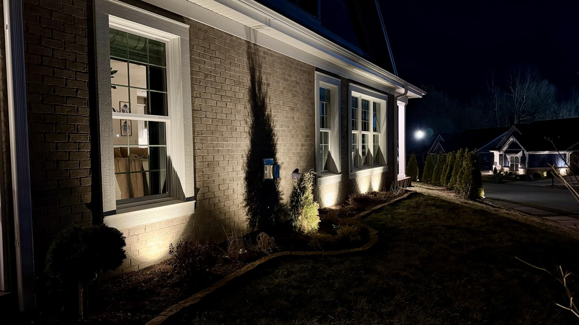 ZUCKEO All-in-One Low Voltage Landscape Lighting Kit, 5W LED Landscape Lights with Transformer, 120FT Wire and Connectors, Waterproof Outdoor Spotlight for Yard Garden House customer photo 1
