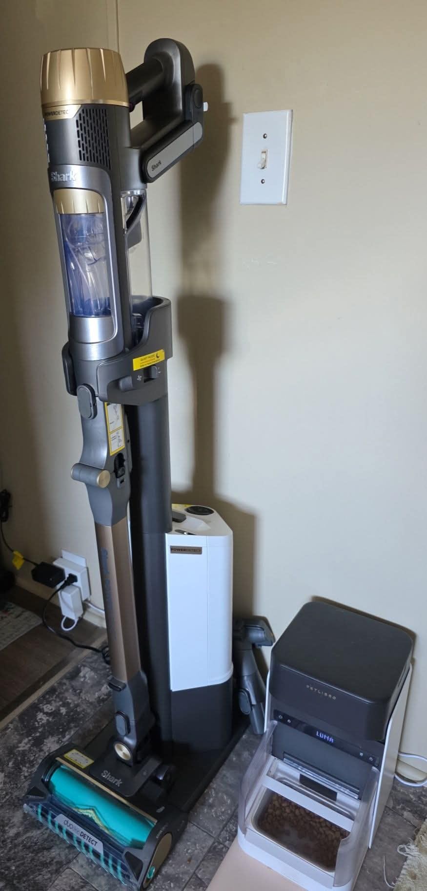 Bissell PowerDetect Pet Plus Clean & Empty Cordless Stick Vacuum & Auto-Empty System, Powerful Suction, HEPA Filtration, Carpet & Hard Floor, Portable customer photo 2