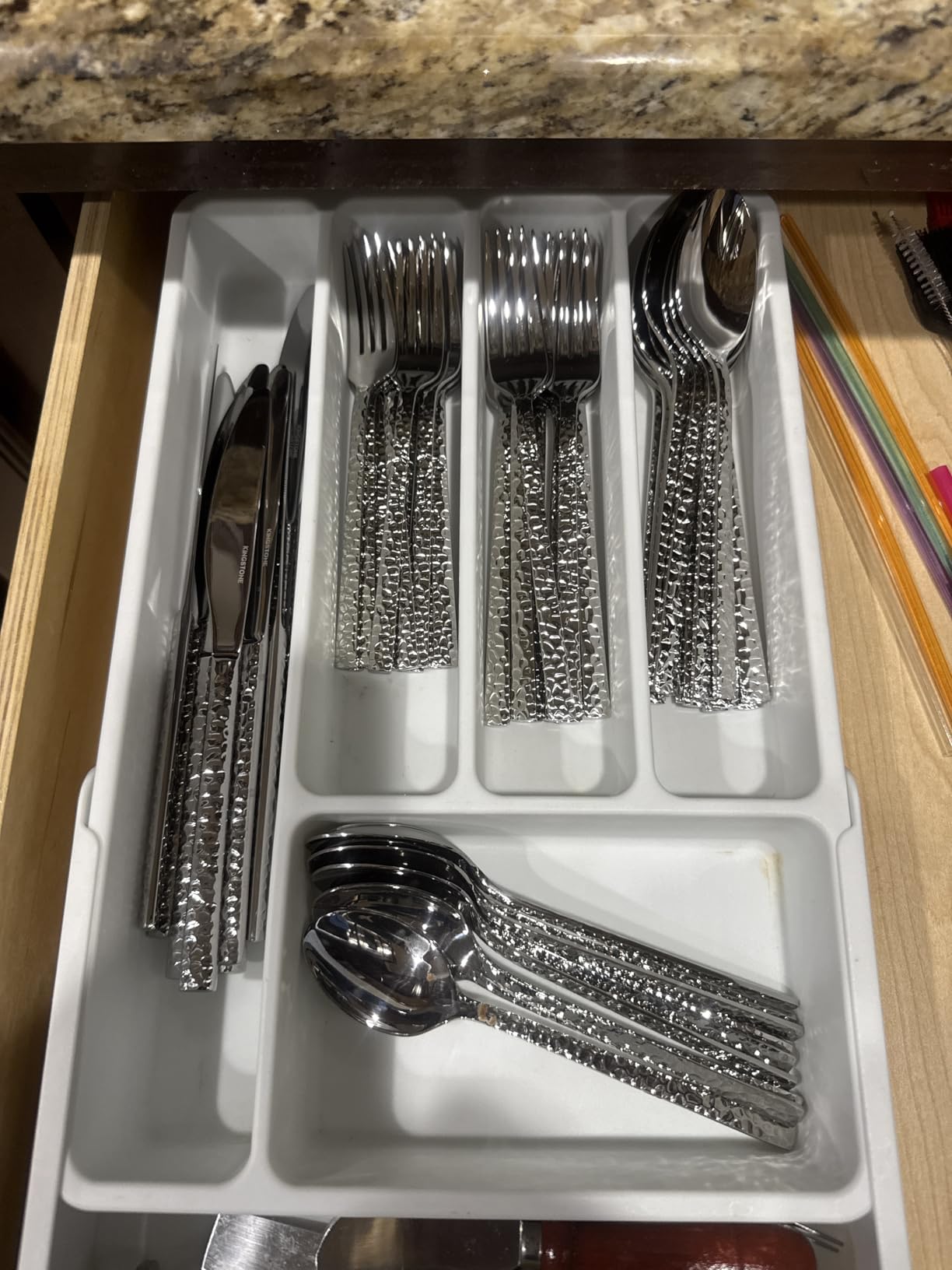 KINGSTONE 40 Piece Hammered Silverware Set, 18/10 Stainless Steel Flatware Set for 8, Cutlery Set for Home, Party, Wedding, Mirror Polished Dishwasher Safe customer photo 1