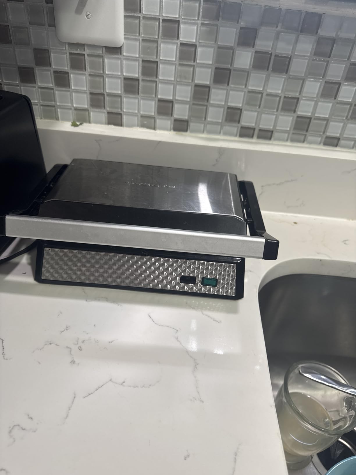 OVENTE Sandwich Maker and Hamburger Grill Machine with Non-Stick Griddle and Griller Plate, 1000W Electric Multipurpose Breakfast Station for Sandwiches, Burgers, Egg Muffin & Pancakes, Black HMG111B customer photo 1