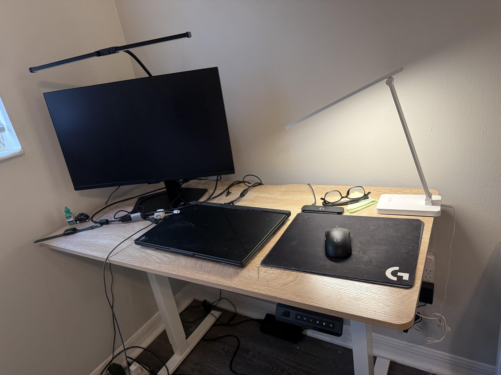 FEZIBO Standing Desk, 48 × 24 Inches Electric Height Adjustable, Sit and Stand Up, Computer Office Desk with Splice Board, White Frame/Maple TOP customer photo 1