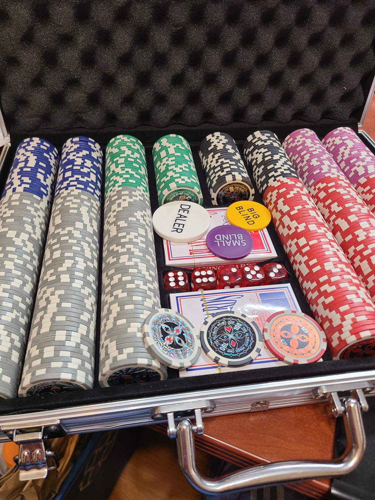 Poker Chips with Numbers,Poker Chips Set with Aluminum Travel Case,11 Gram Casino Poker Set for Texas Holden, Blackjack customer photo 1