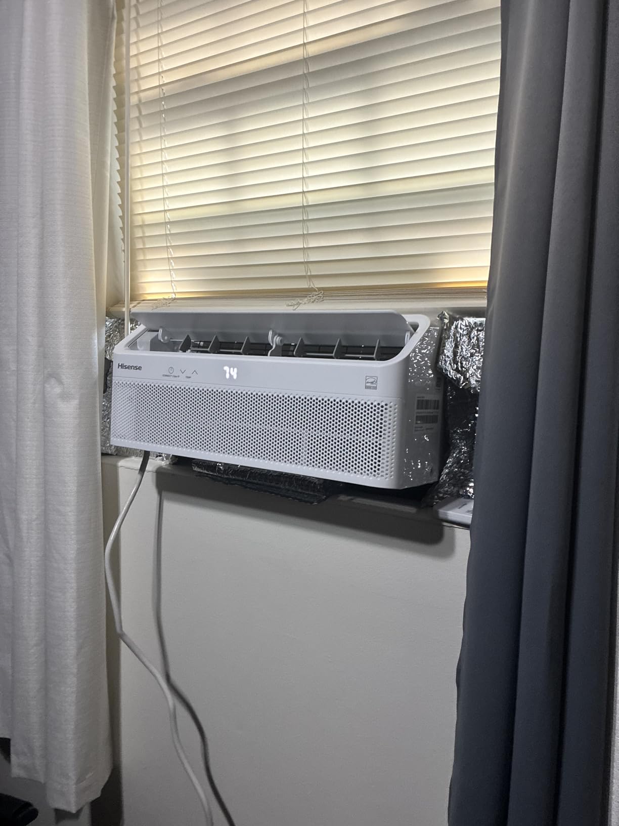 Hisense 8,000 BTU Smart Inverter Window Air Conditioner Easy Install Bracket, Up to 350 Sq Ft, Ultra-Slim Profile, 3 Speed, 700W, 4-Way Air Direction HLAW0825TW (Renewed) customer photo 1