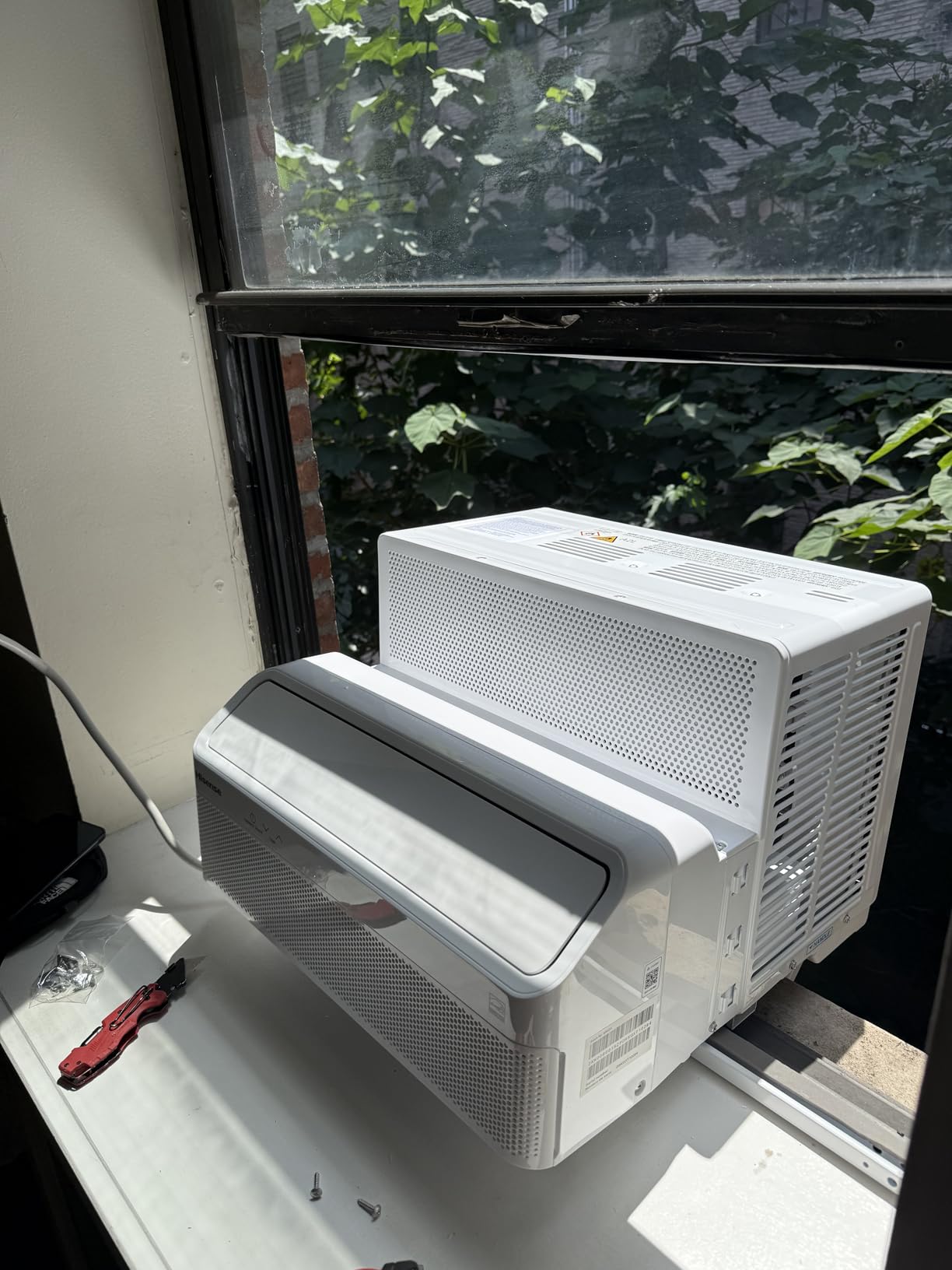 Hisense 8,000 BTU Smart Inverter Window Air Conditioner Easy Install Bracket, Up to 350 Sq Ft, Ultra-Slim Profile, 3 Speed, 700W, 4-Way Air Direction HLAW0825TW (Renewed) customer photo 2