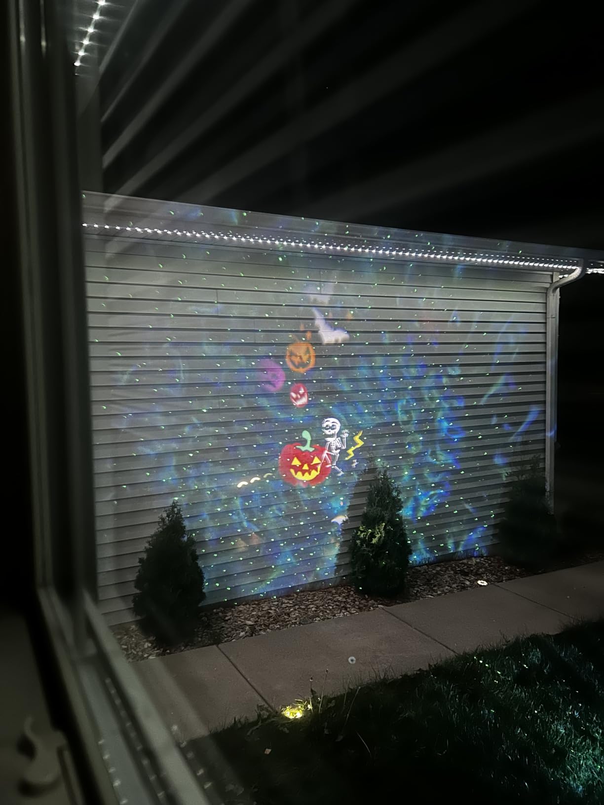 Christmas Projector Lights Outdoor, 3-in-1 with Remote & Timer, Waterproof Holiday Projection Lamp with HD Festive Patterns for Yard, Garden & Party Decorations customer photo 1