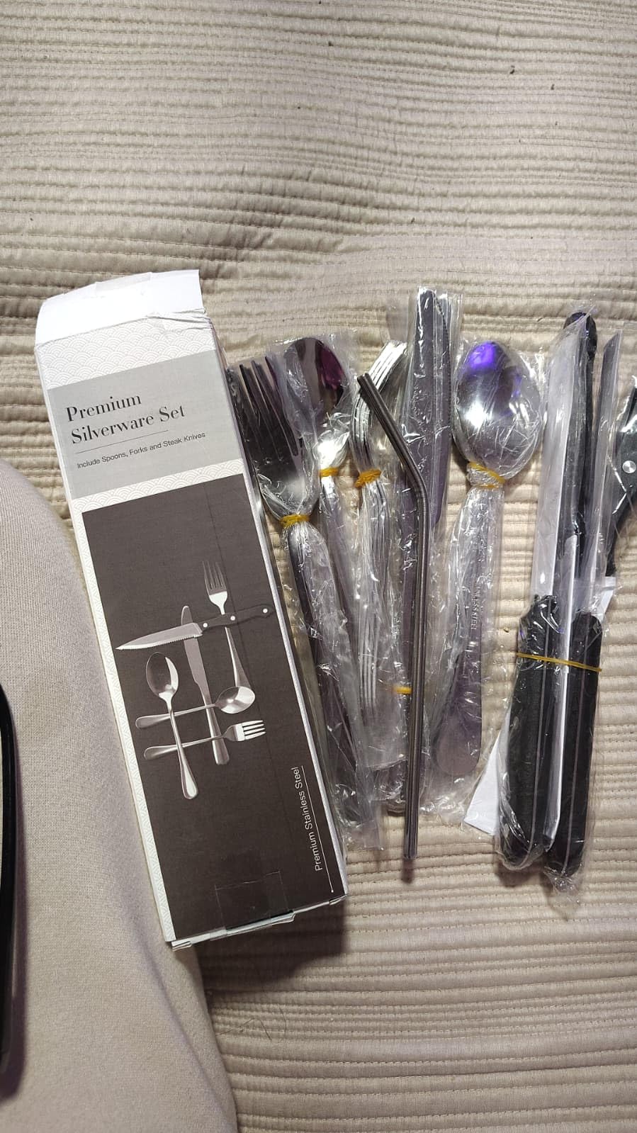 Astercook Silverware Set 48-Piece Gold Flatware Set with Steak Knives Food-Grade Stainless Steel Cutlery Set for 8 Mirror Polished Utensils Set Include Spoons and Forks for Home Kitchen Restaurant customer photo 1