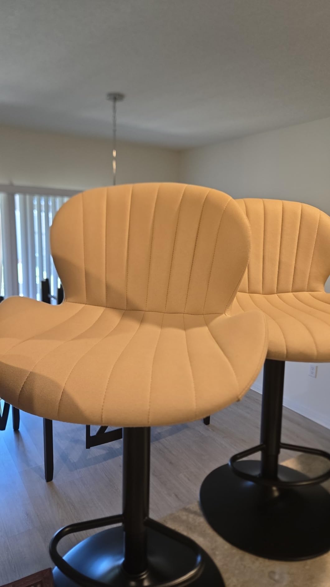 Sweetcrispy Bar Stools Set of 4, Modern Swivel Bar Chairs, Adjustable Fabric Upholstered Barstools Counter Height with Backrest for Bar, Kitchen Island, Dining Room, Black customer photo 1