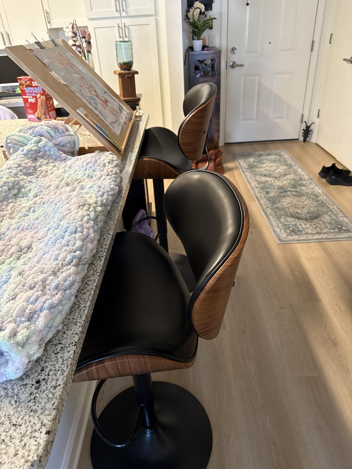 DUMOS Swivel Bar Stools Set of 2, Adjustable Counter Height Bentwood BarStools, PU Leather Upholstery Bar Chair with Ergonomic Back and Footrest, Counter Stools for Bar, Home Kitchen Island, Black customer photo 2