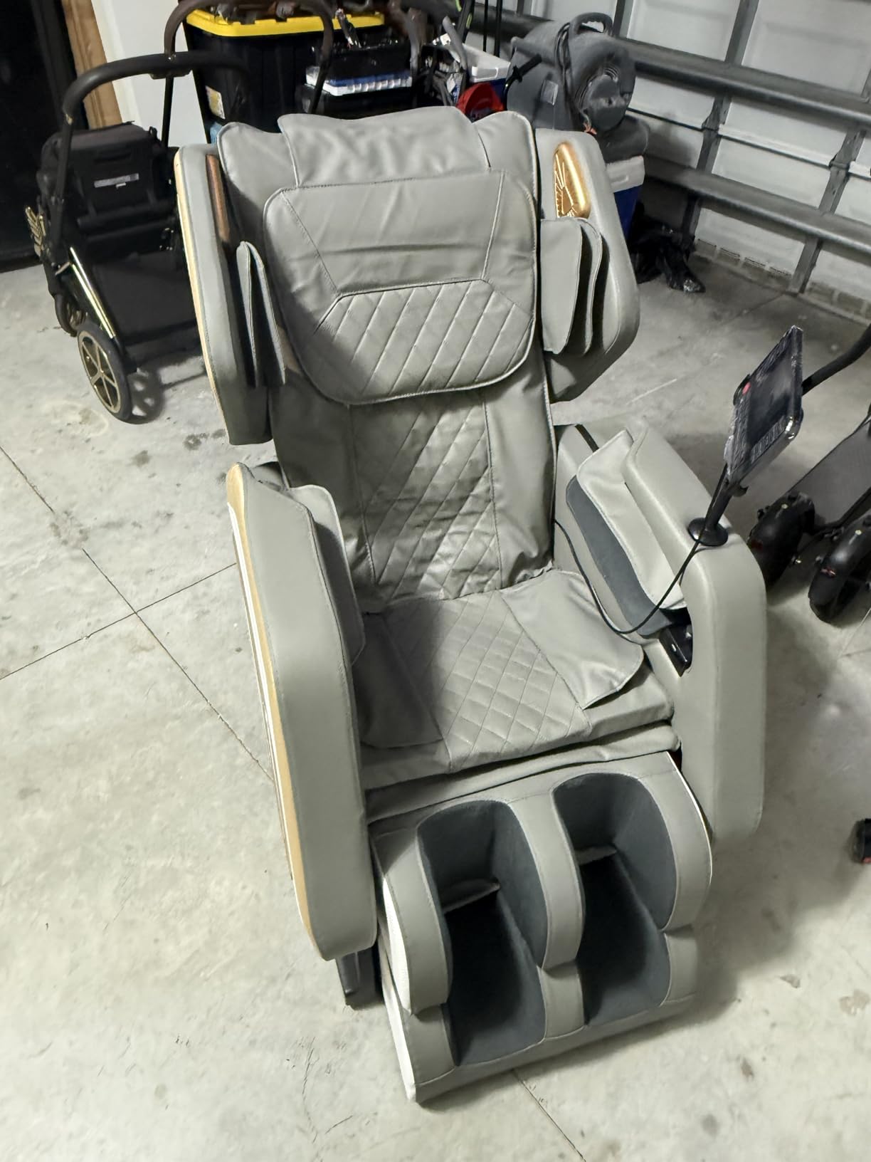 Massage Chair Full Body, Zero Gravity Massage Chair 2026 for Back Fatigue with 10 Fixed Rollers, Heating, Airbags, Phone Controller, Bluetooth Speaker, Nightlights for Living Room, Bedroom customer photo 1