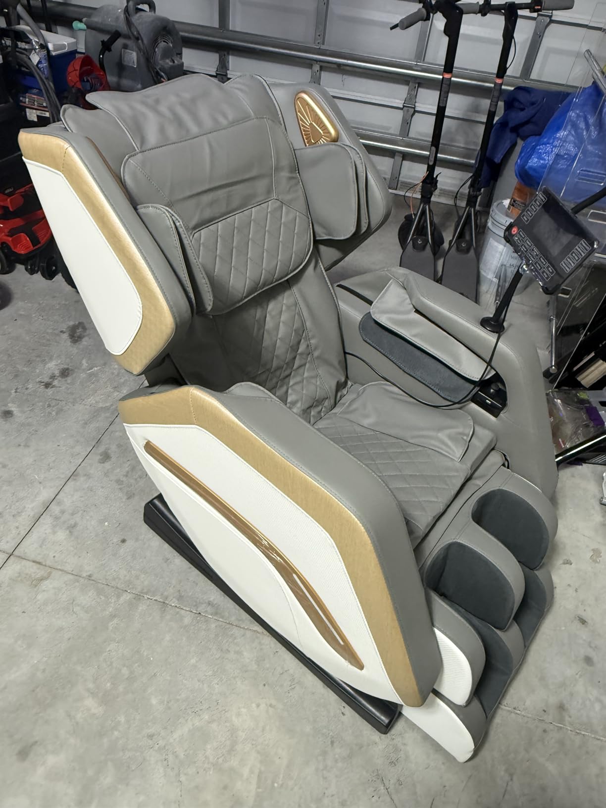 Massage Chair Full Body, Zero Gravity Massage Chair 2026 for Back Fatigue with 10 Fixed Rollers, Heating, Airbags, Phone Controller, Bluetooth Speaker, Nightlights for Living Room, Bedroom customer photo 2