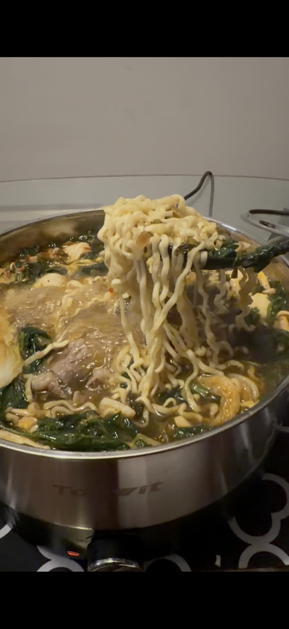 TOPWIT 4.5L Hot Pot Electric, Stainless Steel Electric Pot with Dual Power Setting, 1200W Fast Heating Electric Hot Pot for Cooking Hotpot, Soup, Pasta, Perfect for Family Dinner & Party, Black customer photo 1