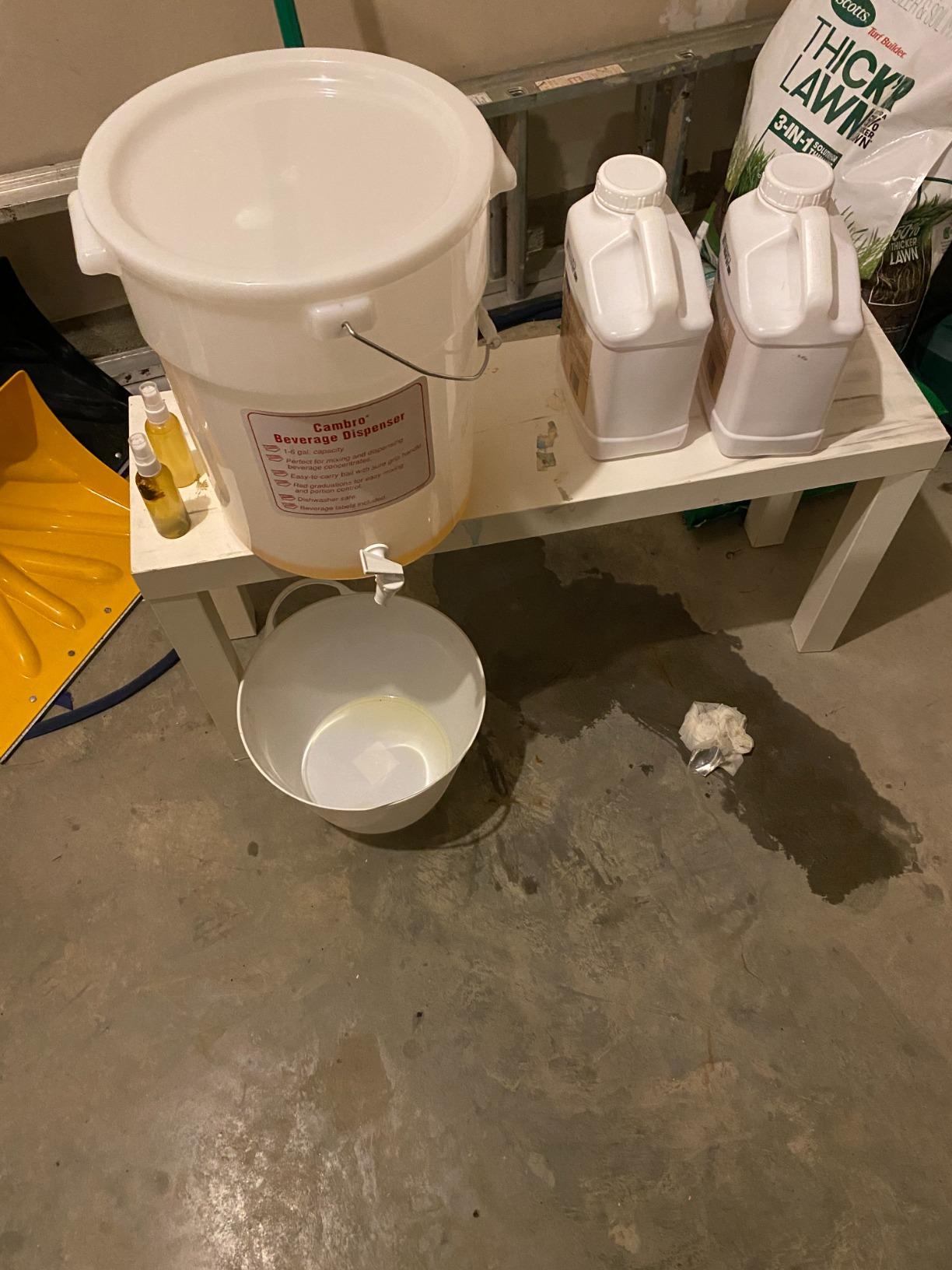 Cambro DSPR6148 SIX-GALLON (22,7 L) BEVERAGE DISPENSER, White, 22 Quart Case of 1 customer photo 2