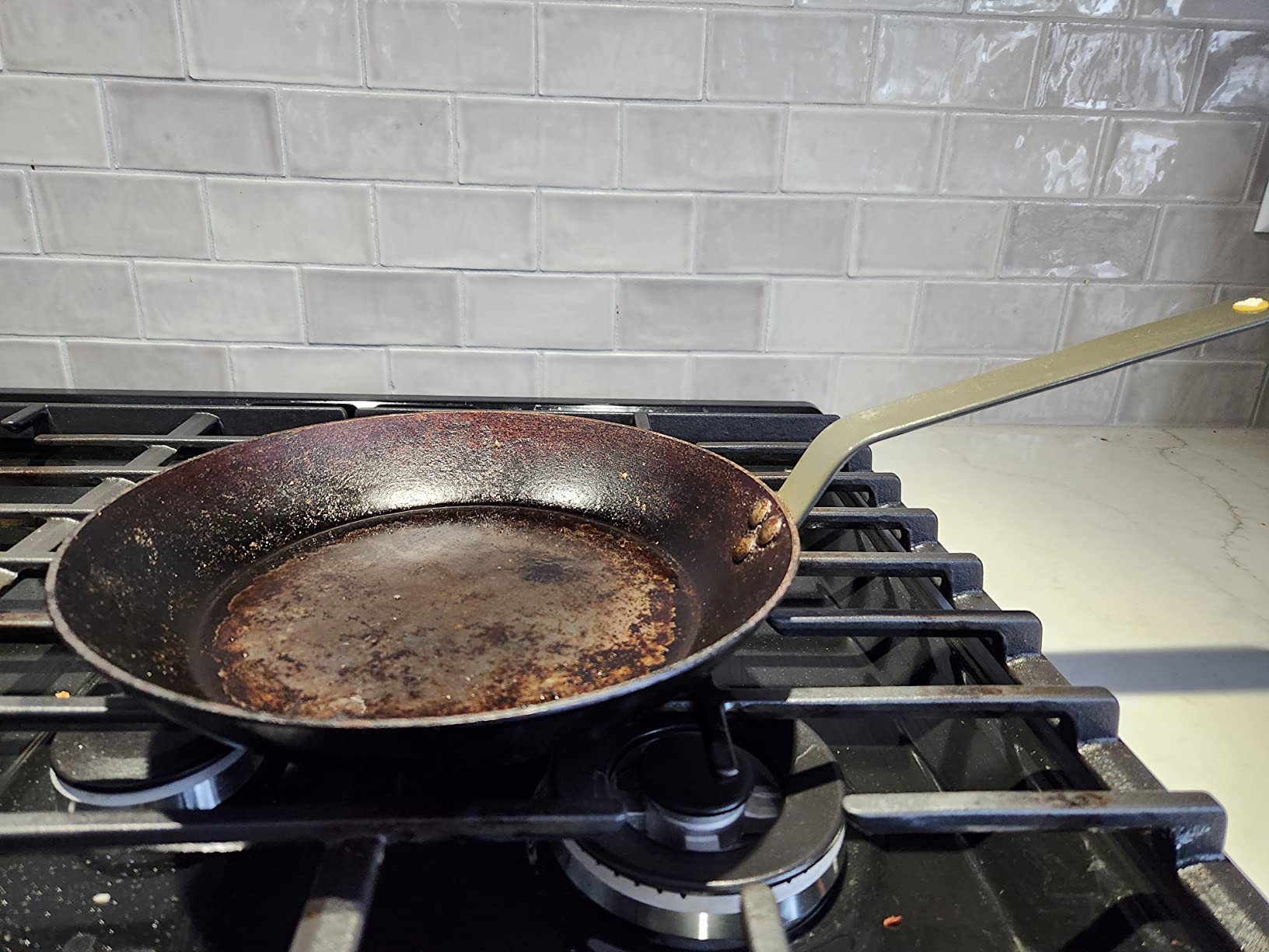 de Buyer MINERAL B Carbon Steel Fry Pan - 14 Inch Diameter, 10.25 Inch Cooking Surface - Ideal for Searing, Sauteing & Reheating - Naturally Non-Stick Finish - Made in France customer photo 2