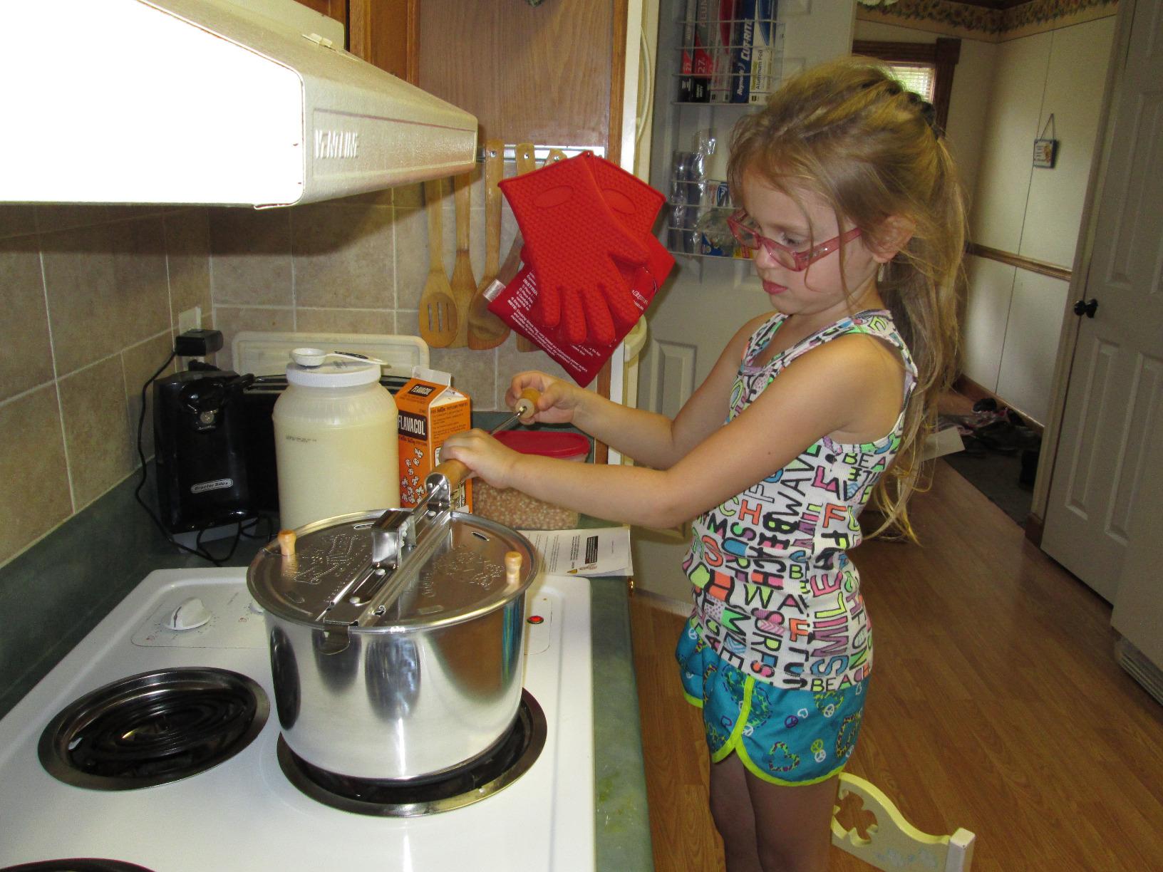 Stovetop Popcorn Maker - 6-Quart Aluminum Popcorn Popper with Hand Crank, Vented Lid, and Stir Paddle by Great Northern Popcorn customer photo 2