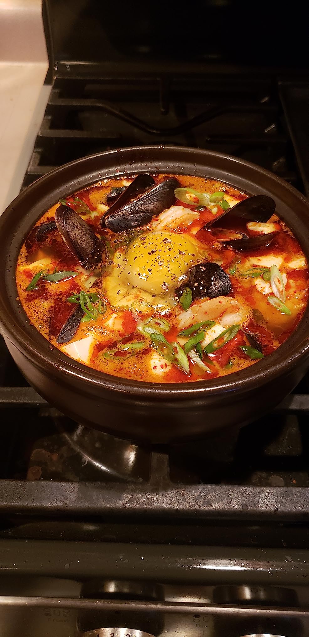 Crazy Korean Cooking Korean Stone Bowl (Dolsot), Sizzling Hot Pot for Bibimbap and Soup - Premium Ceramic (Large with Lid | 44 Fl oz) customer photo 1