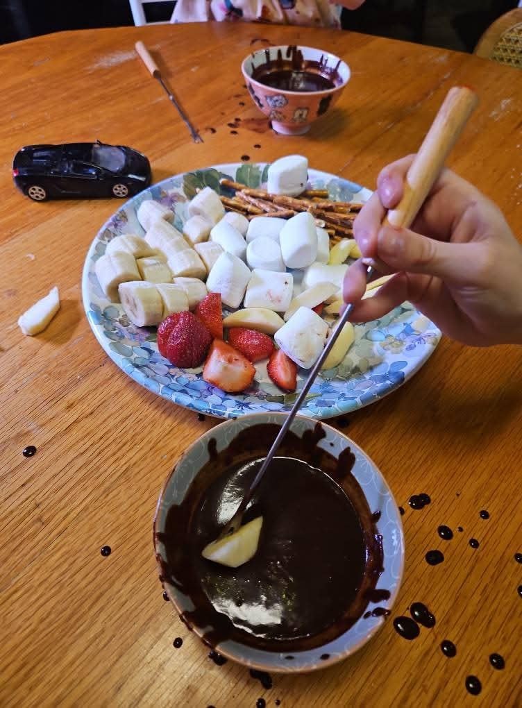 Set of 6 Stainless Steel Fondue Forks, 9.5 Inches Cheese Fondue Sticks Smore Sticks with Wooden Handle Heat Resistant for Chocolate Fountain Cheese Fondue Roast Marshmallows Fruits customer photo 1