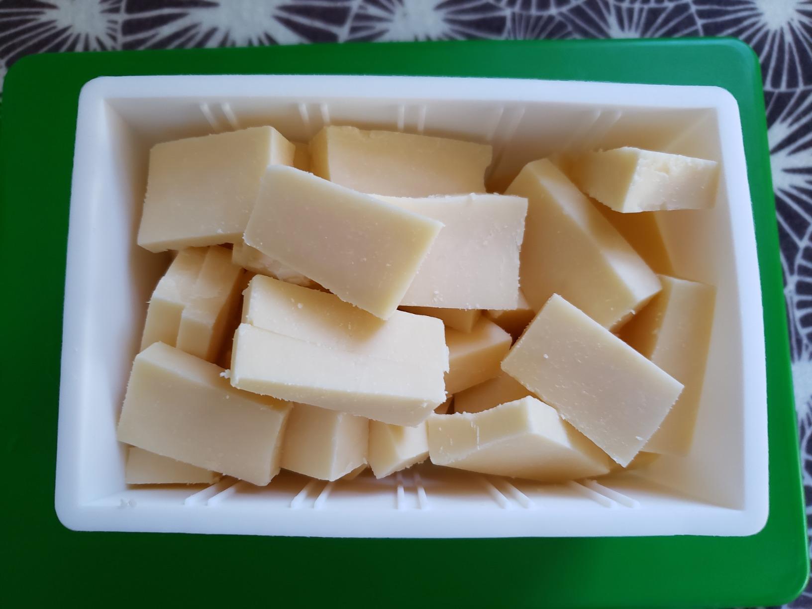 CapaBunga Cheese Vault with Divider - Reusable Artisan Cheese Storage Container for Fridge - Food Grade Silicone Cheese Container customer photo 2