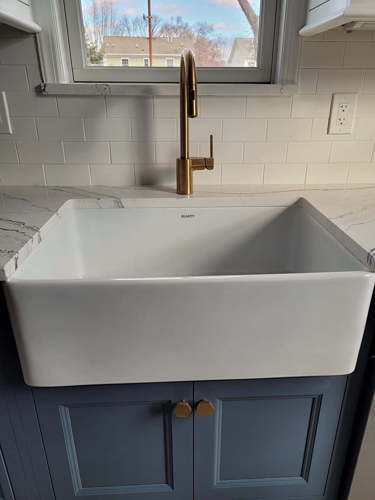 Ruvati 33 x 20 inch Fireclay Reversible Farmhouse Sink - Apron-Front Single Bowl Kitchen Sink - Made in ITALY - RVL2300WH customer photo 1