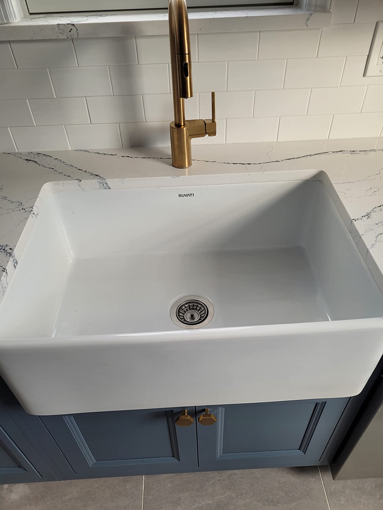 Ruvati 33 x 20 inch Fireclay Reversible Farmhouse Sink - Apron-Front Single Bowl Kitchen Sink - Made in ITALY - RVL2300WH customer photo 2