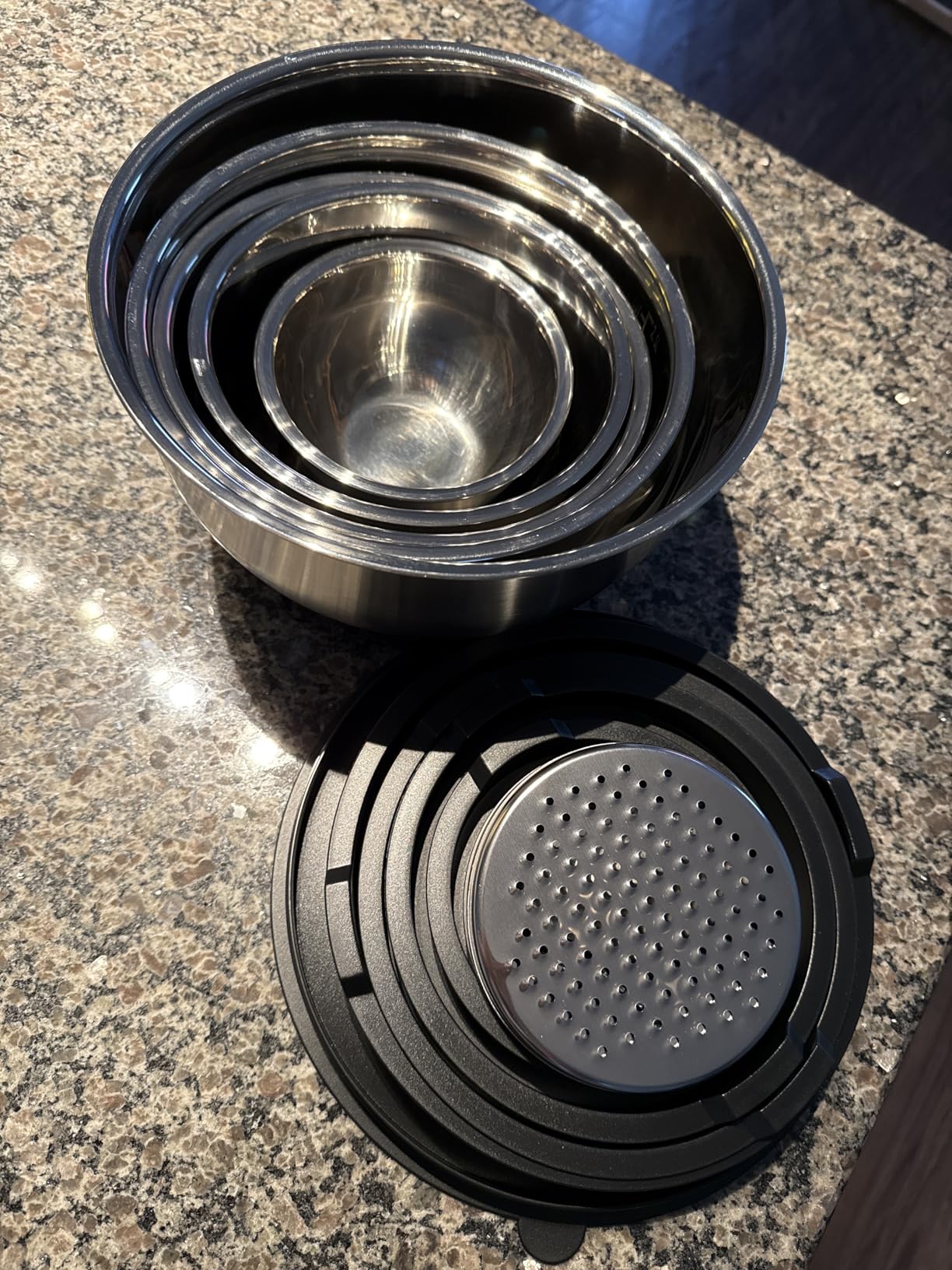 Wildone Mixing Bowls with Airtight Lids Set, 5PCS Stainless Steel Nesting Bowls for Kitchen, with Grater Attachments & Non-Slip Bottoms, Size 5, 3, 2, 1.5, 0.63 QT customer photo 1