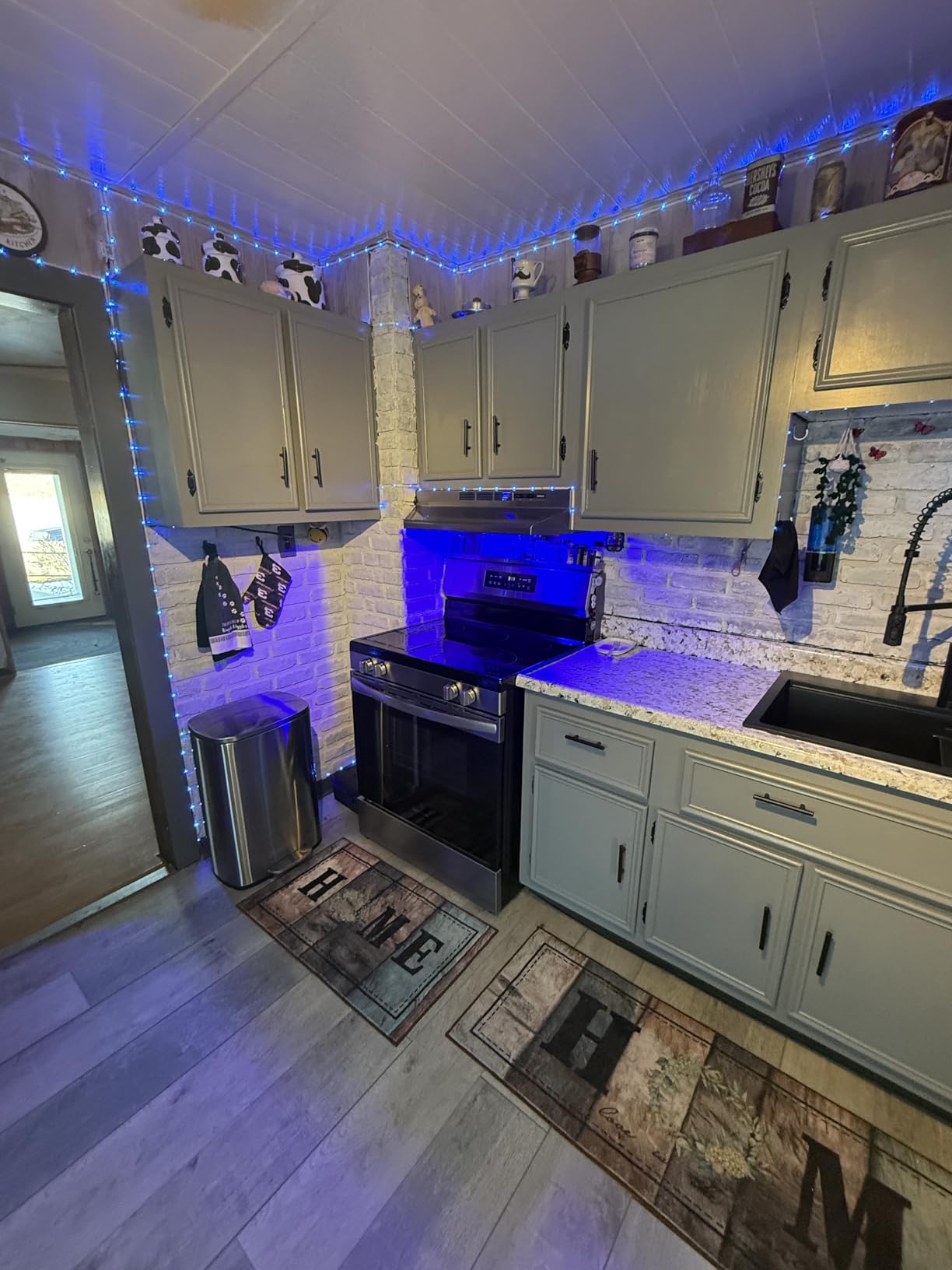 Amazon Basics Smudge Resistant Small Rectangular Step Pedal Trash Can with Soft-Close Lid, Removable Inner Bucket, Brushed Stainless Steel, 12 Liter/3.1 Gallon, Satin Nickel Finish customer photo 1