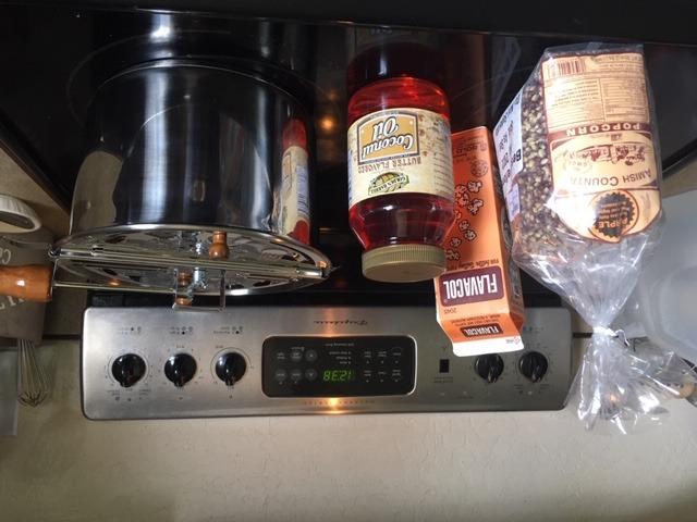 Cook N Home Stovetop Popcorn Popper with Crank, 6 Quart Stainless Steel Popcorn Pot, Silver customer photo 1