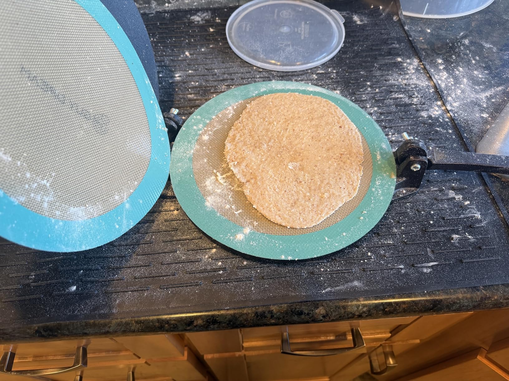 10 Inch Cast Iron Tortilla Press by StarBlue with FREE 100 Pieces Oil Paper and Digital Recipes e-book - Tool to make Indian style Chapati, Flour Tortilla, Roti customer photo 2