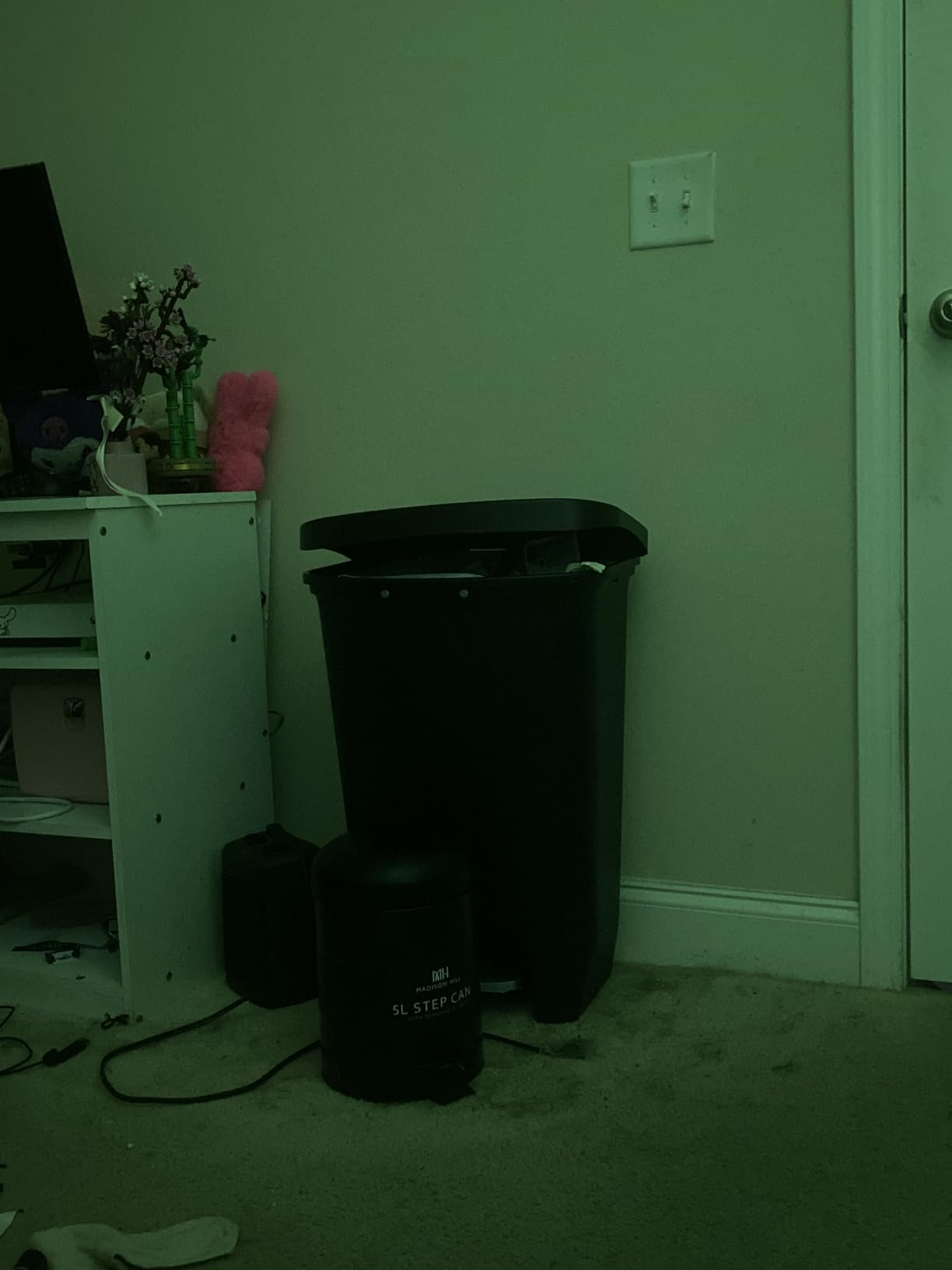 Glad 20 Gallon Trash Can - Plastic Kitchen Waste Bin with Odor Protection of Lid - Hands Free with Step On Foot Pedal and Garbage Bag Rings, Black customer photo 1