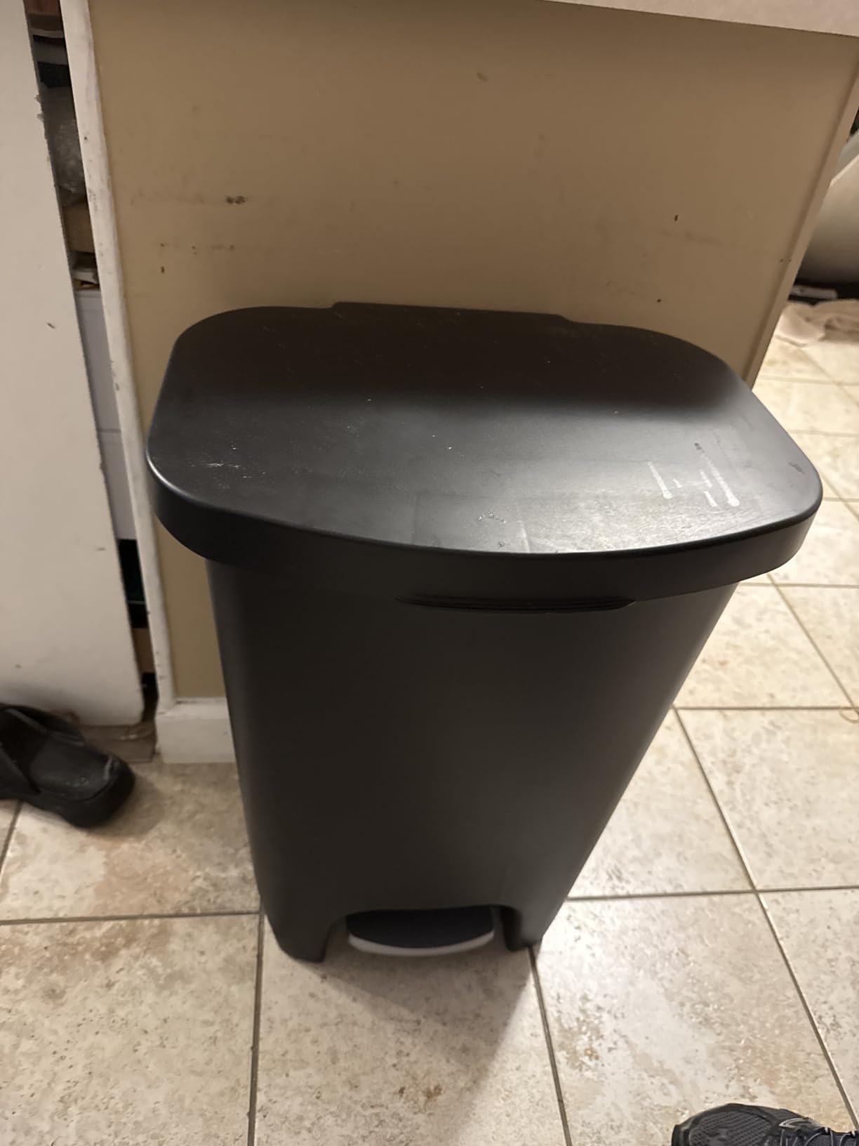 Glad 20 Gallon Trash Can - Plastic Kitchen Waste Bin with Odor Protection of Lid - Hands Free with Step On Foot Pedal and Garbage Bag Rings, Black customer photo 2