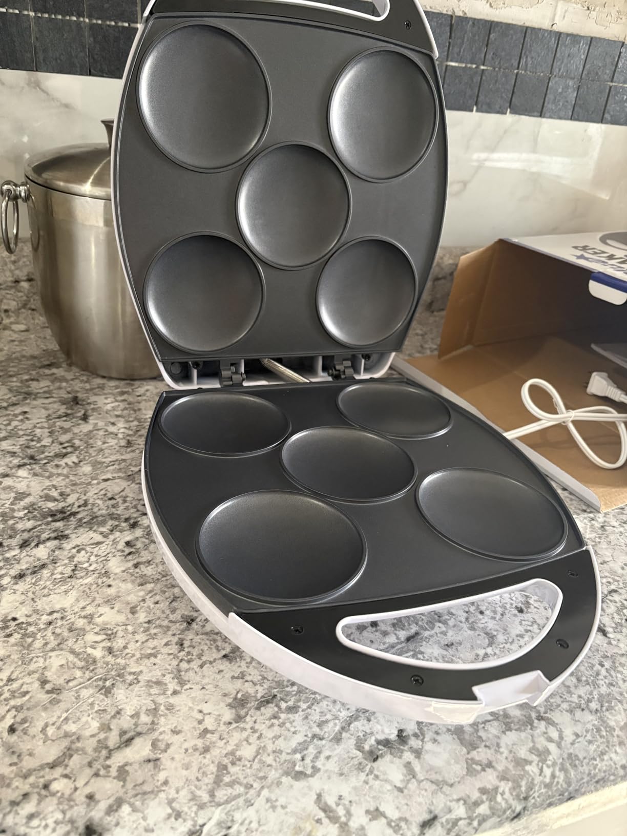 Electric Arepa Maker and Mini Pancake Maker by StarBlue with FREE Arepa Recipes eBook - Quick and making 5 Venezuela and Colombia styles Arepas in 6 minutes AC 120V 60Hz 1200W customer photo 1