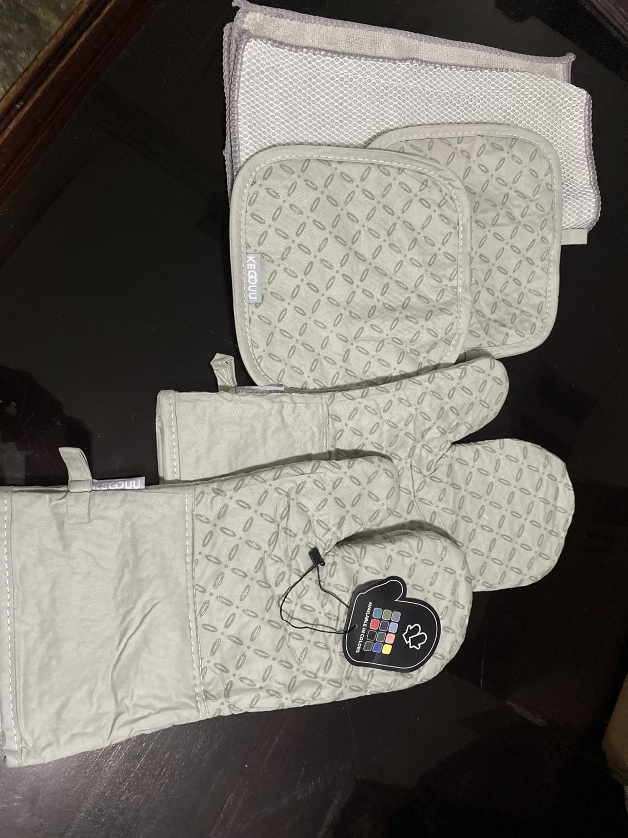 KEGOUU Oven Mitts and Pot Holders 6pcs Set, Kitchen Oven Glove High Heat Resistant 500 Degree Extra Long Oven Mitts and Potholder with Non-Slip Silicone Surface for Cooking (Grey) customer photo 2