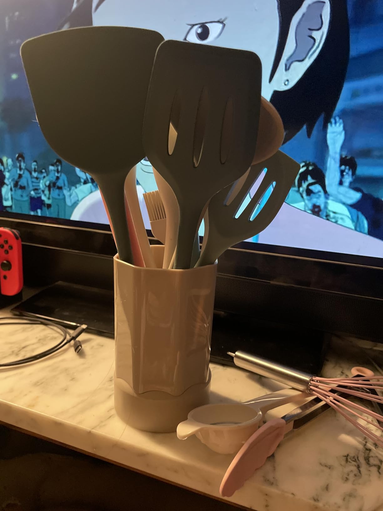 AOTHOD Silicone Cooking Utensils Set - 446°F Heat Resistant Kitchen Utensils, Turner Tongs, Spatula, Spoon, Brush, Whisk customer photo 2