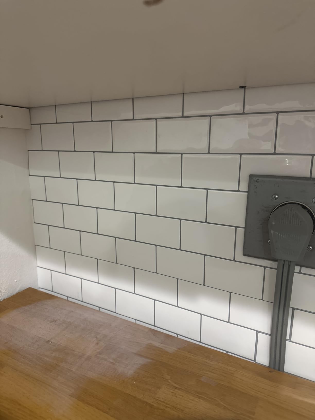 Yoillione Peel and Stick Backsplash for Kitchen: Self Adhesive Wall Tiles for Bathroom - Vinyl Thick Back Splash Tile (10, White with Gray Trim) customer photo 1