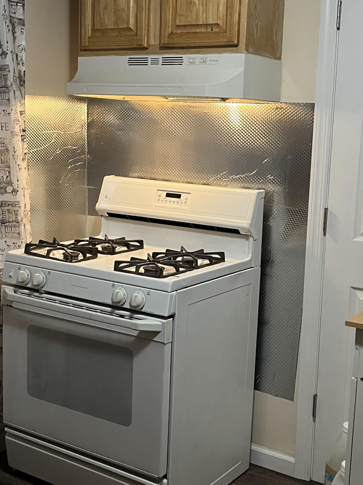 Snkxu Kitchen Wallpaper Oil Proof Sticker Backsplash Aluminum foil Oil self-Adhesive Paper Silver Cabinet Liner Waterproof and Heat Resistant Peel and Stick backsplash, 15.7X118.1 Inches customer photo 1