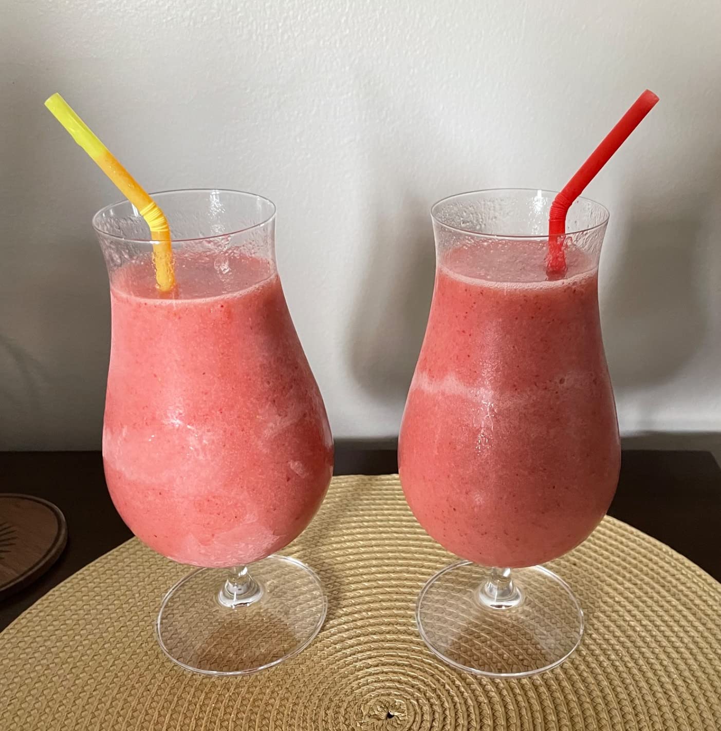 JoyJolt Terran Pina Colada Glasses - Premium Hurricane Cocktail Glasses Made in Europe - 21-Ounce Crystal Drinking Set - Set of 4 Hurricane Glasses Cocktail Set customer photo 1