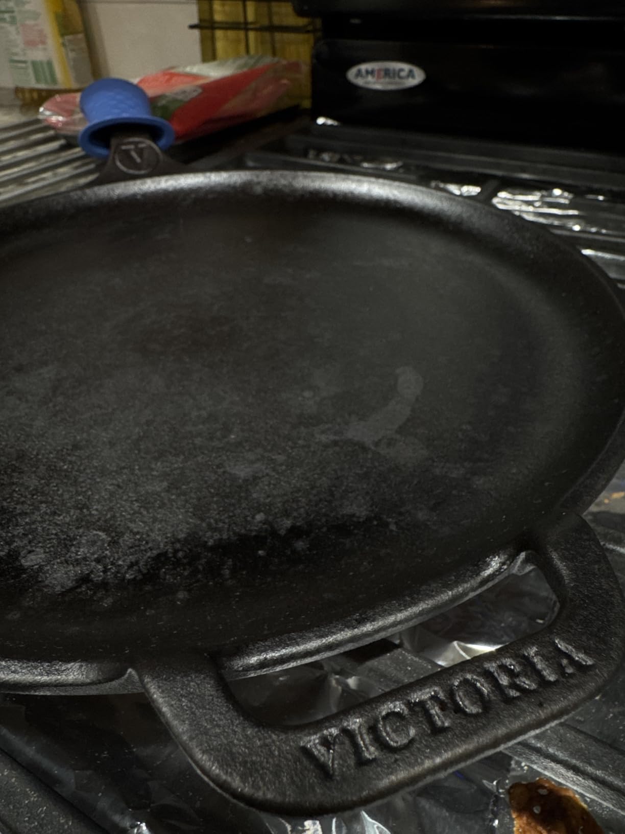 Victoria 12-Inch Cast Iron Comal Pizza Pan with Long Handle and Loop Handle customer photo 1