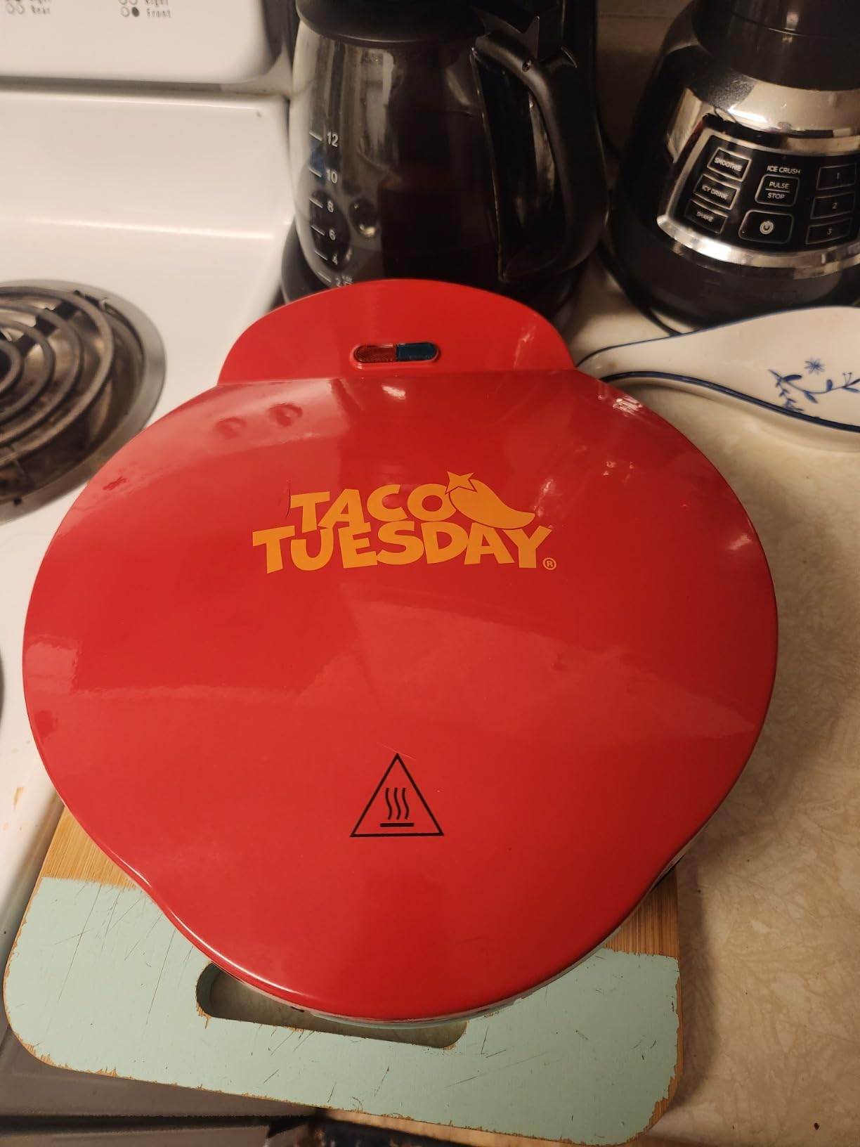 Taco Tuesday Deluxe 10-inch 6-Wedge Electric Quesadilla Maker with Extra Stuffing Latch, Red customer photo 1