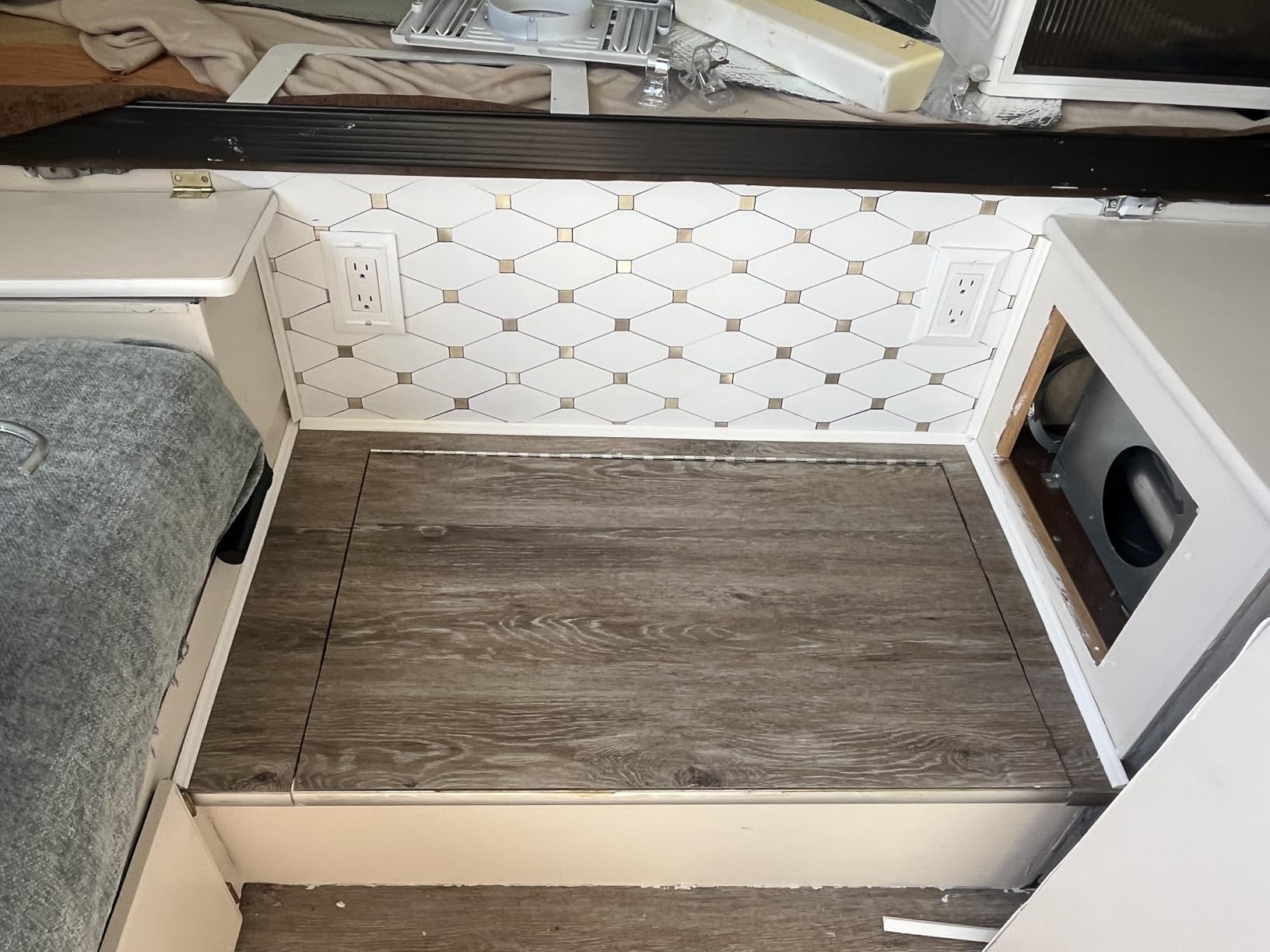STICKGOO 10 Sheets Peel and Stick Dolomite Mosaic Tile, White Marble Look PVC Mixed Metal Gold Kitchen Backsplash for Fireplace, RV customer photo 1