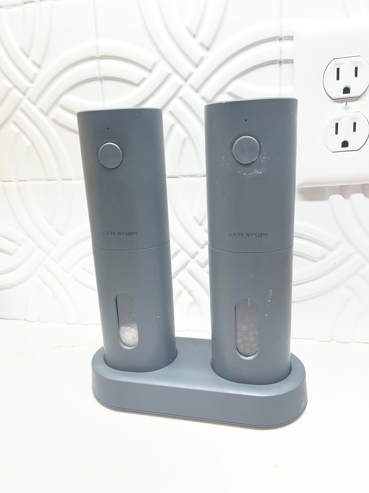 LARS NYSØM Electric Salt and Pepper Grinder Set, USB Rechargeable, Automatic Salt and Pepper Mills, Spice Shakers Refillable with LED Light, Adjustable Coarseness, Ceramic Grinder (Carbon Black) customer photo 1