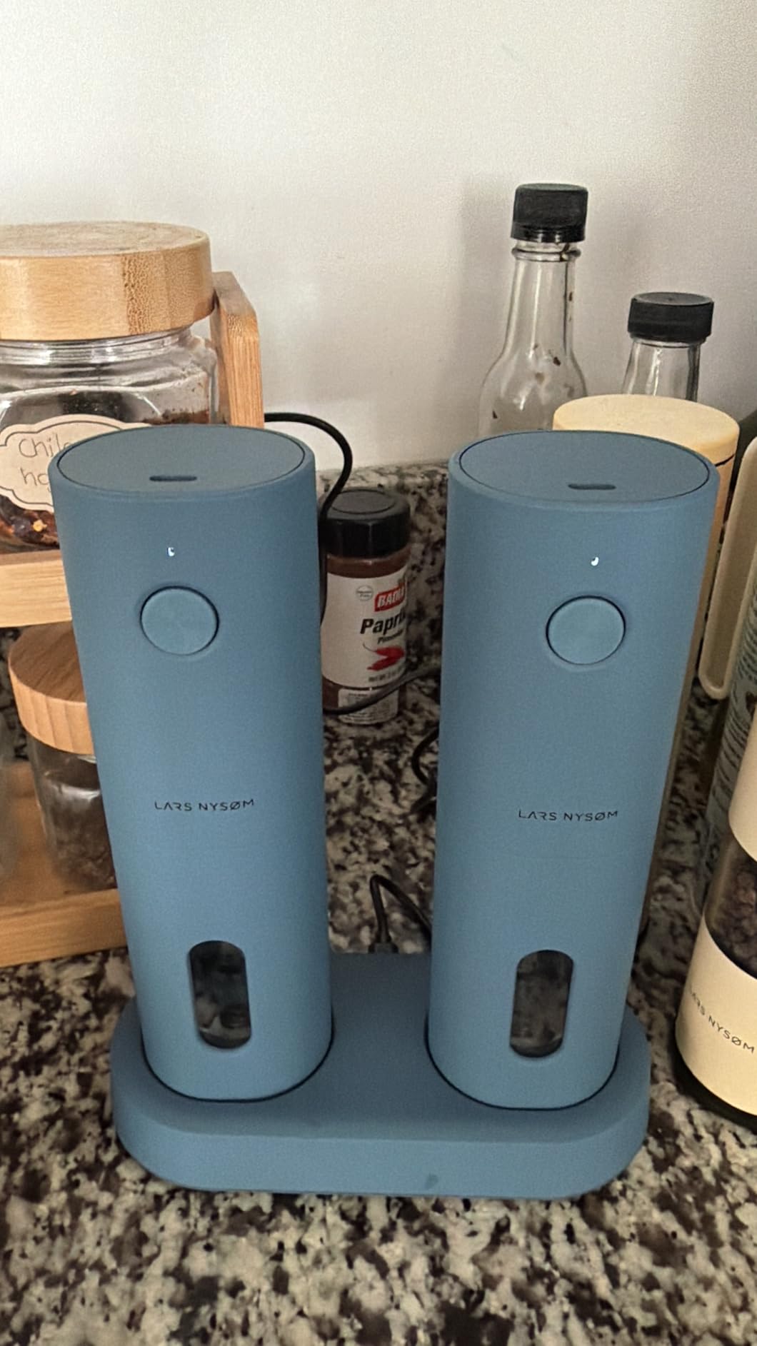 LARS NYSØM Electric Salt and Pepper Grinder Set, USB Rechargeable, Automatic Salt and Pepper Mills, Spice Shakers Refillable with LED Light, Adjustable Coarseness, Ceramic Grinder (Carbon Black) customer photo 2