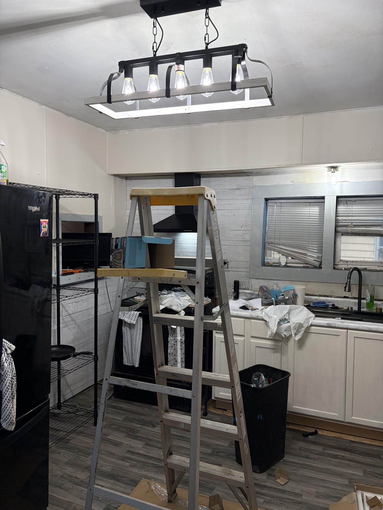 WUZUPS 5-Light Metal Chandelier Imitation Wood Grain Linear Pendant Ceiling Lighting Rustic Farmhouse Fixture Kitchen Island Dining Room, H 8.5